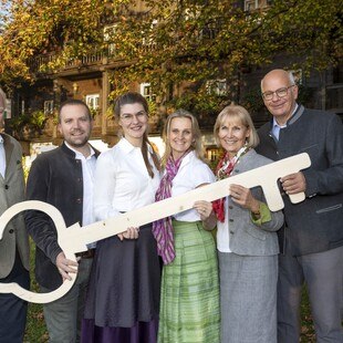© Andreas Kolarik „Schlüsselübergabe“ in der Gersberg Alm (v.l.) Florian Kreibich, Johannes und Marion Hausberger, Elisabeth Kreibich, Regina und Robert Winkler.