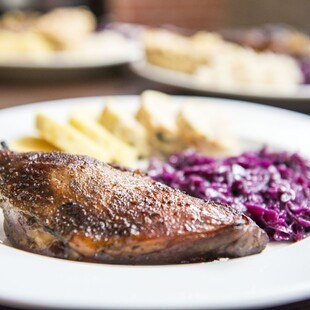 © iStock / Getty Images Plus / RadimUrban Martinigans Gansl Gänsebraten