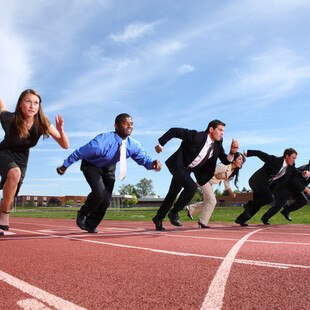 © viafilms iStock / Getty Images Plus Business Personen-Rennen auf der Rennstrecke