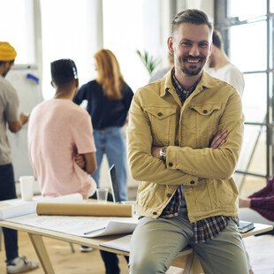 Mann in einer Schulklasse