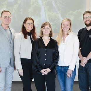 © Agnes Mutschler Dach Wand Chefredakteurin Birgit Tegtbauer (Mitte) diskutierte mit Expert*innen über den Nutzen und die Risiken von Null-Grad-Dächern (von links): Wolfgang Hubner, Susanne Formanek, Gundula Dyk, Jakob Peleska.