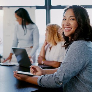 © iStock / Getty Images Plus / 	Jacob Wackerhausen Diversität am Arbeitsplatz: Vier Frauen sitzen in einer Besprechung