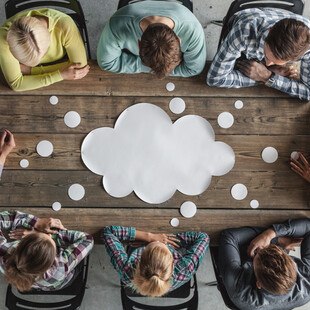 © ALotOfPeople iStock Getty Images Plus Personen sitzen um einen Tisch und denken nach