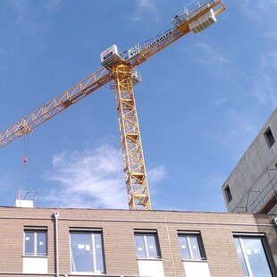 © IHBP Kongress ein Kran über einer Baustelle und einem Haus