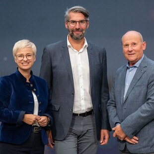 © WKOÖ WKOÖ-Präsidentin Doris Hummer, der neue Landesinnungsmeister Jürgen Innocente und der scheidende Innungsmeister Othmar Berner.