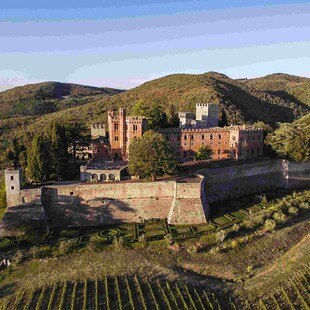 © Francesco Ricasoli  Das italienische Schloss "Castello di Brolio", umgeben von einem Weingut.