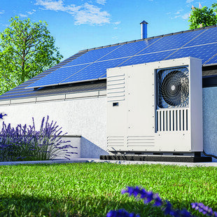 © guteksk7 / iStock / Getty Images Plus via Getty Images PV-Anlage und Wärmepumpe bei Einfamilienhaus