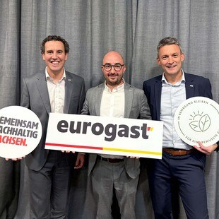© Eurogast Österreich Alexander Kiennast, Franz Sinnesberger und Peter Krug halten ein Schild mit dem Aufdruck "eurogast".