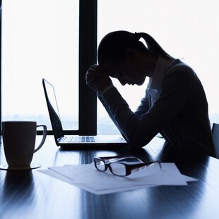 © kieferpix iStock / Getty Images Plus Gestresste Geschäftsfrau