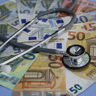 © FJZEA iStock Getty Images Plus Symbolbild eines Stethoskop auf Geldscheinen