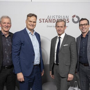 © Austrian Standards-APA-Fotoservice-Rudolph Jahrestagung Bau 2024 (v.l.): Martin Aichholzer, Martin Hehemann, Gerald Beck und Markus Engerth