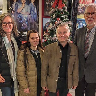 © Claudia Marton Der freiwillige Helfer Ernst Mayrhofer (2. v. re.) hat es sich zur Aufgabe gemacht, Sarah Kienel (2. v. li.) und ihrer Familie zu helfen. Landesinnungsmeister-Stellvertreterin Claudia Marton aus Niederösterreich und der ehemalige Landesinnungsmeister Siegfried Seidl aus Oberösterreich (beide außen) besuchten sie anlässlich einer Spendenveranstaltung Anfang Dezember.