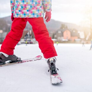 © pawopa3336 iStock Getty Images Plus ein Kind beim Skifahren