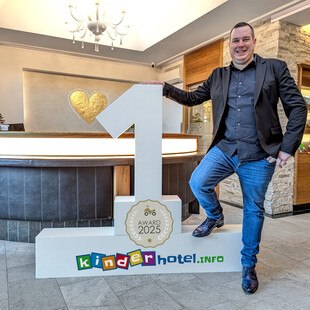 © kinderhotel.info / Familien-Wellness Residence Tyrol Alexander Brunner mit einem symbolischen 1er