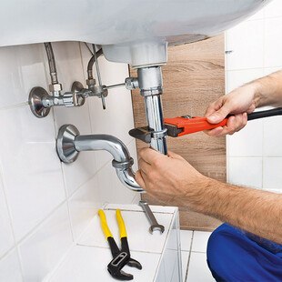 © AndreyPopov / iStock / Getty Images Plus via Getty Images Rohrzange im Einsatz