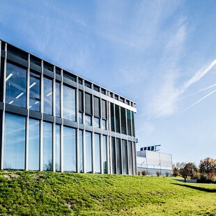 © Forschung Burgenland  Modernes Gebäude im Grünen.