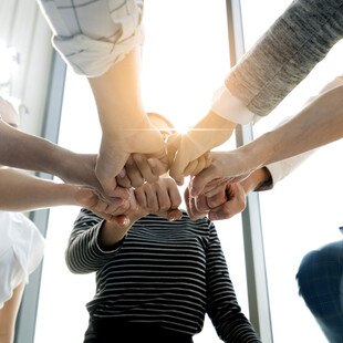© whyframestudio iStock Getty Images Plus Hände zusammen in Nahaufnahme