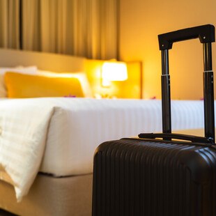 © structuresxx iStock Getty Images Plus Koffer im Hotelzimmer