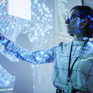 © gorodenkoff iStock Getty Images Plus eine Frau vor einer Präsentation mit Technologie